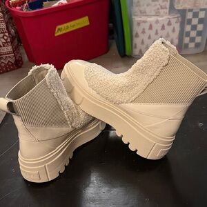 Sorel Women's Cream Ankle Boots